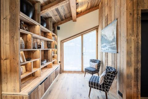 Het Chalet Bois de L'Abaye In het gehucht Bois du Praz in Courchevel Le Praz bestaat dit nieuwe programma uit 4 unieke chalets, met zeer hoogwaardige diensten. Het profiteert van een bevoorrechte locatie, op een steenworp afstand van het dorp, de win...