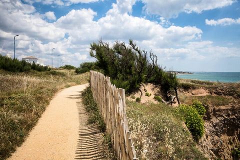 Charmantes Haus mit großer Terrasse in Brétignolles-sur-Mer – 6 Schlafplätze 300 Meter vom Meer entfernt! Entdecken Sie dieses hübsche Haus mit blauen Fensterläden in der Residenz Ferme Marine in Brétignolles-sur-Mer, zwischen Saint-Gilles-Croix-de-V...