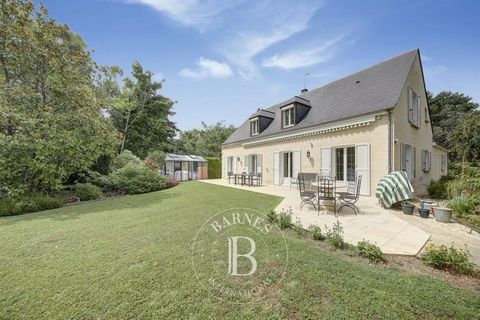 A Noisy-le-Roi, dans un beau domaine privé recherché et gardienné, BARNES vous présente cette maison de charme d’une surface habitable de 190,59 m² Carrez (255 m² utiles). Vous serez séduit par son caractère, ses volumes et son excellent état général...
