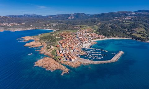 ISOLA ROSSA – LÀ OÙ LA MER RENCONTRE LE LUXE VILLA EXCLUSIVE AVEC VUE IMPRENABLE Au cœur battant de la côte nord-ouest de la Sardaigne, entre le parfum du maquis méditerranéen et le bleu cristallin de la mer, est née la Villa Aura Marina, une villa i...