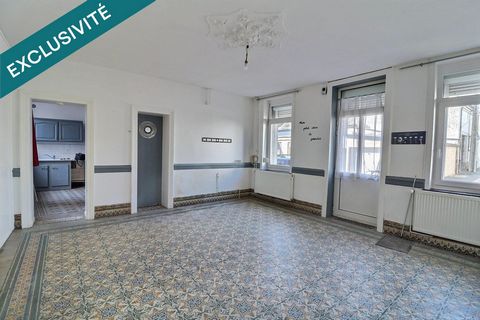 Maison semi-mitoyenne au potentiel de 110m2 hab., cour, garage et dépendance. En centre ville.
