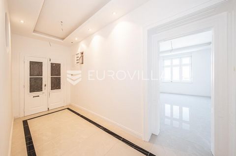 Zagreb, Donji grad, commercial space 115 m2 on the 2nd floor with an elevator of a residential and commercial building. It consists of an entrance hall, four spacious office rooms, bathroom, toilet, storage room and balcony. Oriented on three sides w...