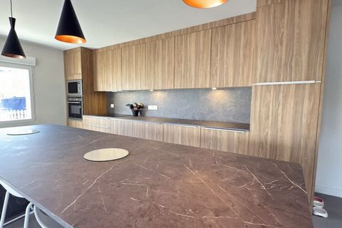 Enjoy a relaxing getaway in this renovated villa just 10 minutes’ walk from the beach. Perfect for families or friends, it accommodates up to 8 guests with 4 comfortable bedrooms, 2 modern bathrooms, and a bright living room with dining area. The hom...
