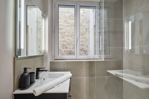 Sublime studio au 3ème étage avec ascenseur au coeur du 7ème arrondissement. Cet appartement, situé à quelques minutes à pied de la Tour Eiffel, à mi-chemin entre les Invalides et les Champs Elysées, a été refait à neuf et est élégant, moderne, chale...