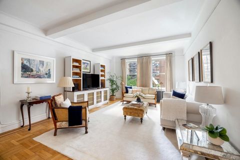 Prime Carnegie Hill Classic 6 avec lumière du sud et aménagement exceptionnel Cette élégante résidence Classic 6 offre un agencement idéal associé à un charme intemporel d’avant-guerre. Avec seulement trois unités voisines par étage, cette maison com...