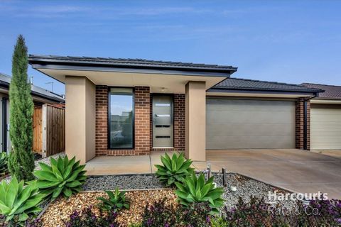 Bienvenue au 36 Toyon Road Kalkallo ! Découvrez le confort et la commodité modernes avec cette maison joliment présentée au cœur de Kalkallo. Offrant trois chambres spacieuses, deux salles de bains, la chambre principale est équipée d’une salle de ba...