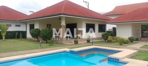 Thais uitje in Hua Hin, een populaire badplaats in de westelijke regio van Thailand. Deze prachtige villa met 2 slaapkamers, gelegen in het hart van Hua Hin, biedt een perfecte mix van comfort en ontspanning. Met een ruime woonoppervlakte van 100 m² ...