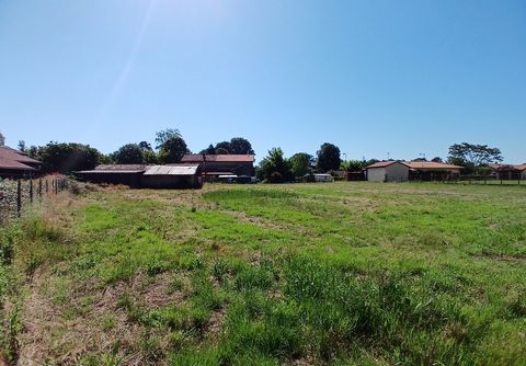 Au centre de Laluque, terrain de 2400 m² constructibles