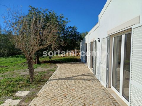 Villa individuelle de quatre chambres plus une autre ajoutée, avec exposition sud, située à Moncarapacho Villa située dans un quartier calme, en pleine nature et avec un terrain d'environ 7000m2, avec deux points d'eau, sur le terrain avec des des ca...
