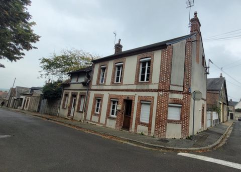 Maison de ville d'environ 100 m2 sur un terrain de 216 m2 avec garage et dépendance.