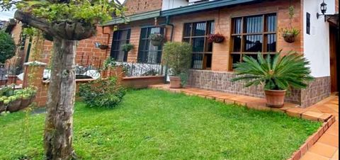 Spectacular country house of approximately 120 m2, has 4 bedrooms, the main one with 2 closets, kitchen, large dining room, 2 cabin bathrooms, manzarda, large patio with very good lighting, garden with good green area. It has a gas network, it does n...