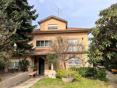 Située dans le centre de Vila Real, rue de Santa Iria, près de l'église de Nossa Senhora da Conceição, cette propriété offre deux options d'utilisation : une maison T5 avec un grand espace extérieur ou un terrain pour une construction en hauteur. L'o...