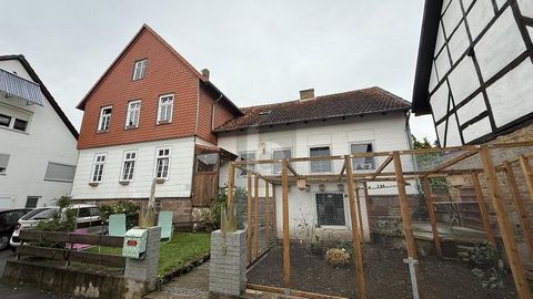 Dieses gepflegte Zweifamilienhaus in Hofgeismar-Hombressen bietet auf ca. 210 m² Wohnfläche viel Platz für Familien, Paare oder Kapitalanleger. Zwei separate Wohneinheiten mit 8 Zimmern, 3 Bädern und 2 Küchen machen das Objekt flexibel nutzbar - idea...