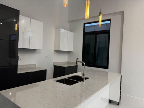 Entdecken Sie raffiniertes karibisches Leben in dieser atemberaubenden Residenz mit 3 Schlafzimmern und 3,5 Bädern in der prestigeträchtigen Wohnanlage Palacio Rivera in Breadnut Hill, Ocho Rios. Eingebettet in die üppigen Hügel von St. Ann, verbinde...