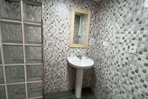 Tucked away on the high plateau of northern Granada, this charming rural retreat offers a peaceful escape surrounded by the natural beauty of the Geopark. Blending traditional Andalusian charm with handcrafted décor and modern comforts, it’s the perf...