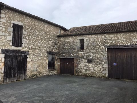 Maison en pierre située au cœur d’un village médiéval renommé.