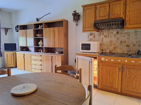 LAMOURA : Studio au centre village