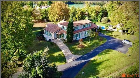Maison d'architecte, grand séjour, 6 chambres + bureau, 2 sdb, garage, piscine chauffée et pool house.