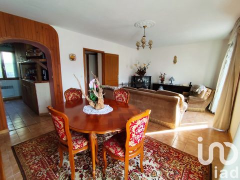 iad France - Alison Lenoir vous propose: Charmant pavillon de 75 m² à Donnemarie-Dontilly avec son jardin de 591m² Ce pavillon typique des années 90 saura vous séduire par son environnement paisible et verdoyant à proximité des écoles, transports sco...