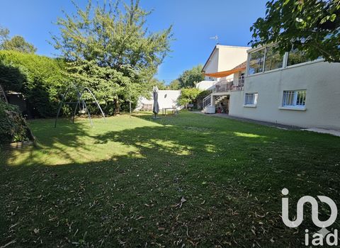 iad France - Floriane Alexieff vous propose: Spacieuse maison familiale avec sous-sol total et jardin sans vis-à-vis À seulement 12 minutes à pied de la gare et du centre-ville. Cette belle maison de 150 m², édifiée sur un terrain de 550 m², est un v...