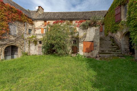 Corps de ferme en pierres à rénover  500 m² et 2,4 ha  Proche de Najac, limite Tarn et Aveyron