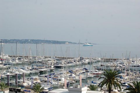 Apartment Stage top floor, View Sea, Position south east, General condition Good, Kitchen Open plan, Heating Individuel climatisation réversi, Hot water Separate, Living room surface 29 m² Bedrooms 3, Bath 1, Toilet 2, Terrace 1, Garage 2 Building Fl...
