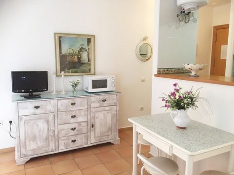 This holiday rental apartment in Tarifa is located close to the beach on the second line. The apartment has 2 bedrooms. In the first bedroom is a double bed and the second has a single bed. It has a fully equipped kitchen and a salon with couch and a...