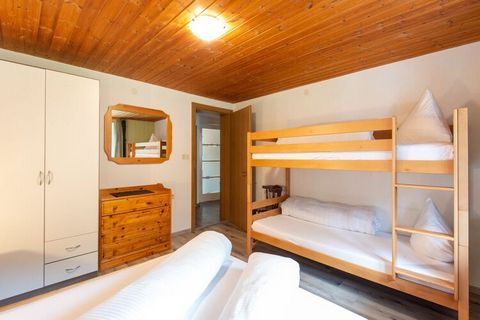 Este moderno apartamento con capacidad para 8 personas está situado en una casa de vacaciones independiente en Sankt Gallenkirch-Gortipohl en Vorarlberg, directamente en una de las zonas de esquí más grandes de Austria, la estación de esquí de Silvre...