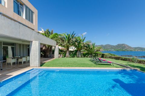 On the seafront and with a private pool, this spectacular house in Cala Bona welcomes 6 guests. Would you like to really feel the sea nearby while you enjoy an impressive house with a private garden and a beautiful chlorine pool? Imagine yourselves w...