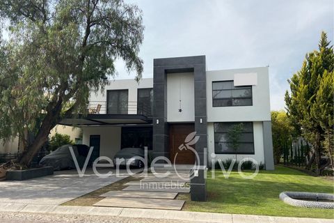 Divine house in one of the most exclusive subdivisions of Querétaro. Main house and loft within 1,000 square meters of wooded land. Main house has 3 bedrooms with dressing room and full bathrooms, television area in PB and first floor, office, large ...