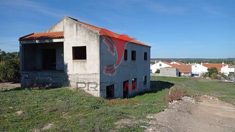 House under construction, in the parish of Couço, municipality of Coruche. The first floor consists of three bedrooms, two bathrooms, living room and kitchen. On the ground floor, ample space, there was a project for the construction of a café. Locat...