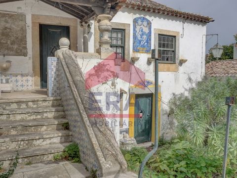 Historic house to recover within the walls of Óbidos Castle. Huge potential for profitability as a Local Accommodation unit. With view over the interior of Castelo de Óbidos and its surroundings. Close to shopping, services and public transport. Clos...