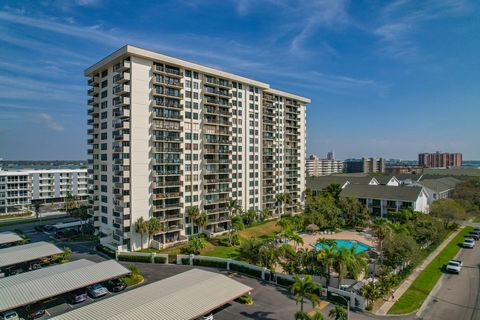 Let the SUN SHINE! This sensational private quiet corner unit in the popular 400 Island Way condo building offers what many others do not. That is, loads of light, easy access, privacy with view of pool & jacuzzi(largest of all the condos on the isla...