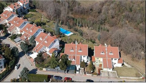 La villa in vendita si trova a Sariyer. Sariyer è un quartiere situato nella parte europea di Istanbul. Si trova sulla costa del Bosforo ed è famosa per le sue bellissime spiagge, foreste e siti storici. La regione è considerata una delle zone più ri...