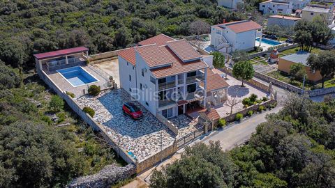 Maria, Vinišće, detached house of 570 m2, with 6 residential units, on a plot of 1584 m2. A beautiful villa with a pool is for sale, located in Vinišće, only 250m from the sea. The villa has an area of 570 m2 and consists of 6 apartments: two one-bed...
