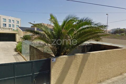 Property ID: ZMPT556173 Property ID:ZMPT556173 Land in Lavra, in Travessa das Algas in a quiet area and 100m from the beach of Pedras Brancas and 300m from Praia do Funtão. Land Area:197m2 Gross Construction Area:180m2 Implantation Area:90m2 Note:The...