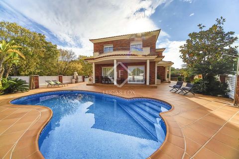 This magnificent corner house is located just 1 kilometre from the old town of Calafell and all services. It was built in 2003 by the same owner and has an area of 350 m² distributed over 3 floors, with a total of 5 double bedrooms, one of them a sui...