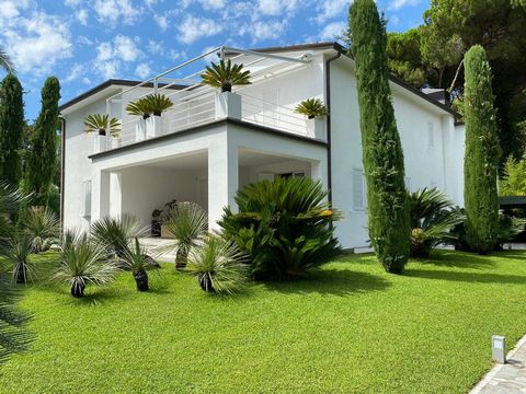 Descriptif de la Villa Angelica La Villa Angelica est une élégante propriété située au cur du quartier Roma Imperiale, à environ 900 mètres de la mer. Son jardin luxuriant et bien entretenu mesure plus de 1400 m2 et dispose d'une grande piscine. La m...