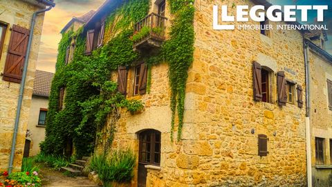 80979BQU12 - Cette belle maison pittoresque et d'architecture intéressante, datant de la fin des années 1700, et autrefois la forge du village se situe dans le centre de Foissac dans l'Aveyron. Le charmant village, qui abrite également les célèbres G...