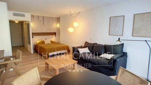 On a high floor, spacious studio with open view on the rue d 'Antibes? Very high standard building. Sold with Cellar. All shops, amenities and beaches within 500 m