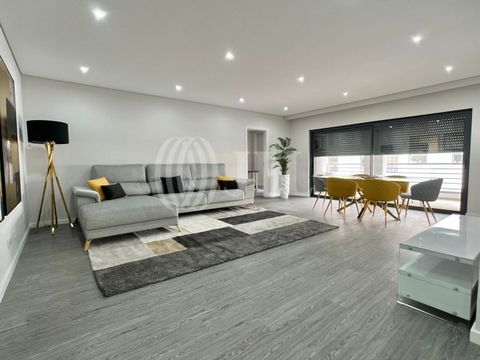 Appartement F4 de 128 m2 de surface de plancher, neuf, dans une copropriété privée avec deux piscines, balcon et une place de parking, à Quelfes, Olhão, Algarve. Il est composé d'un salon, d'une cuisine intégrée et équipée, de trois chambres avec pla...