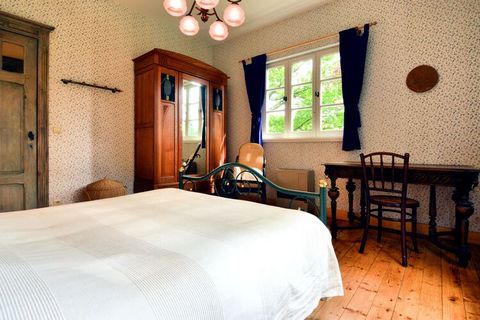Rodeado de exuberante vegetación y con interiores impresionantes, esta encantadora casa de vacaciones de 3 dormitorios en Monceau-en-Ardenne puede albergar a 7 personas. Ideal para una familia que desee alejarse del ajetreo de la vida de la ciudad, c...