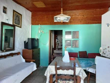 Roussa Ekklisia, Sitia, Oost-Kreta: Een zeer charmant huisje met uitzicht op zee op 5 km van de zee. De woning is 30m2 gelegen op een perceel van 32m2. Het bestaat uit een open woon-keuken, een kleine slaapkamer en een kleine wc-ruimte en open haard....