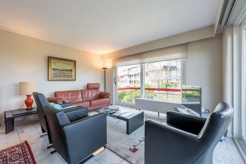 Appartement spacieux et élégant avec 2 chambres, à 250m de la mer entre Coxyde et St-Idesbald. Animaux interdits, non fumeurs, garage inclus. Mise en page L'appartement se compose d'un hall, WC, salle de bain avec baignoire et douche, chambre avec li...