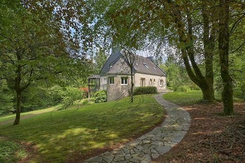 Nestled in a wooded park, this neo-Breton and its turret will seduce you with its beautiful volumes and its opening to the outside. Not overlooked, just 5 minutes from the center of the small character town of Le Faou. The beaches of the Crozon penin...