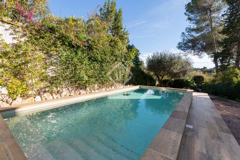 Lucas Fox presents this fabulous house in the prestigious area of Valldoreix. The property is presented with a access surrounded by gardens, swimming pool, terraces, porch, rest areas, outdoor dining room and barbecue area. It is ideal to enjoy with ...