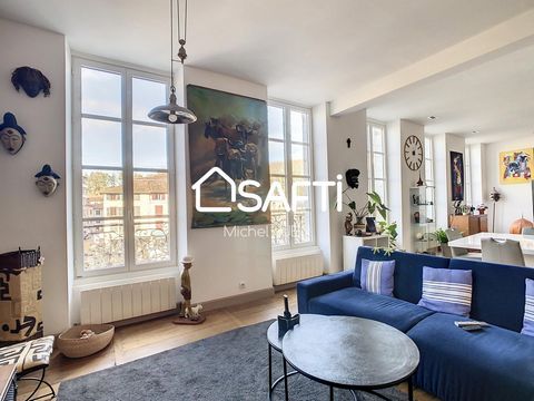 Bayonne St Esprit district, on the 2nd floor of a beautiful 19th century building overlooking Place de la République, spacious T3 of approximately 106m². The living room and its open fitted kitchen of more than 58 m² have very high ceilings and large...