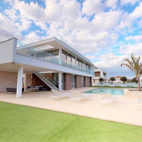 Exceptional location with exclusive features that are rarely found. This stunning project comprises of 16 luxurious villas with sea views. A sunken private road offers discreet access for residents. The raised and secluded ground floor opens onto lar...