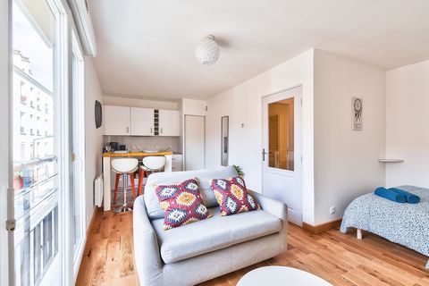 Visiting Paris? Enjoy this beautiful apartment less than 10 minutes from Paris; Relax! Enjoy a cosy little corner, decorated with care and a real bed with all comforts. Ideal for your business trips, with family or friends, this flat can accommodate ...