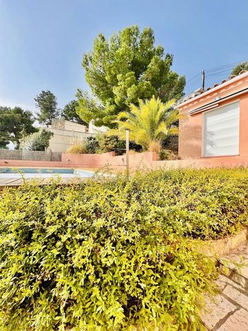 Si quieres vivir en un entorno tranquilo , rodeado de naturaleza y con vistas a la costa Mediterránea , esta casa te encantara. Esta construida sobre una parcela de 970m, con piscina y zona verde. La superficie dela cas es de 240m, compuesta de 3 dor...